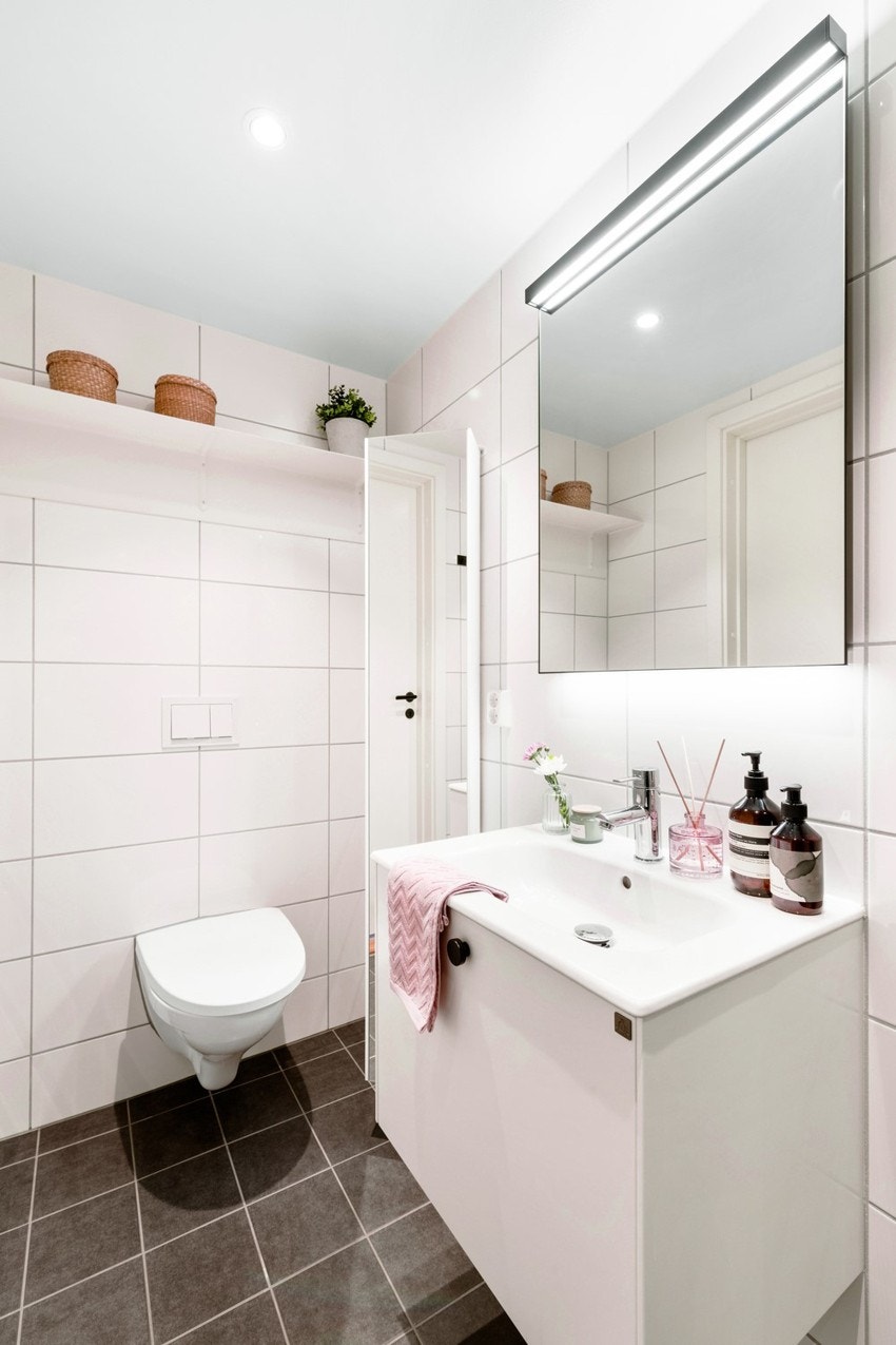 Leiligheten har to delikate bad, begge med flislagte overflater, varme i gulv og downlights i himling. Galleribilde