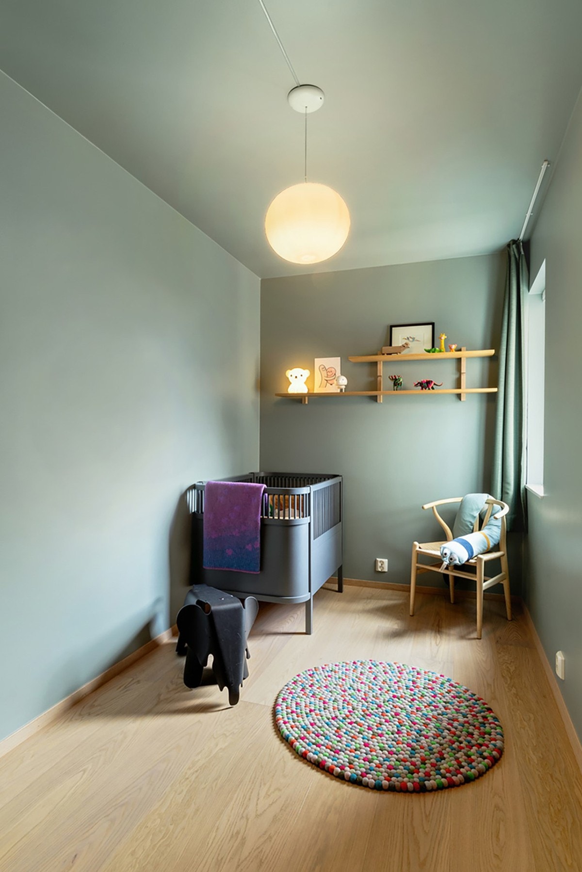 Det andre soverommet, ved siden av hovedsoverom, er malt i fargen Soft Teal fra Jotun. Glo ball lampen fra FLOS følger også med. Galleribilde