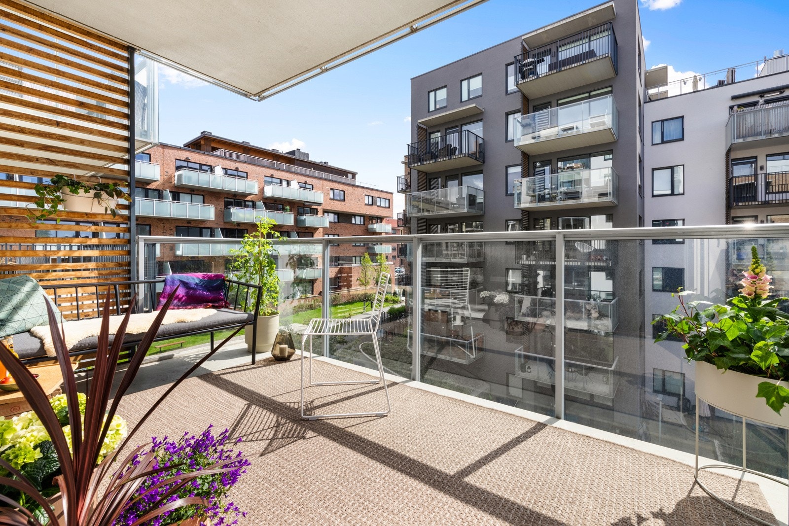 Balkongen er ca. 9 kvm og har rekkverk i glass som gir fritt utsyn til fellesarealene. Galleribilde