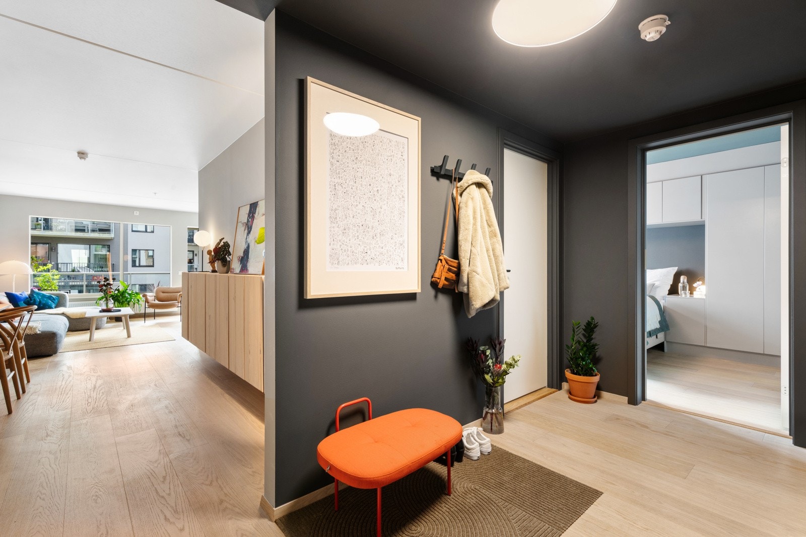 I taket på entreen er det montert en spesialtilpasset taklampe av typen Lighting Point Surface 500 LED. Galleribilde