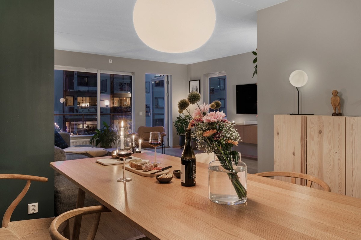 Langs veggen ved spisestuen er det medfølgende skjenk med hvitbeisede trefronter. Galleribilde
