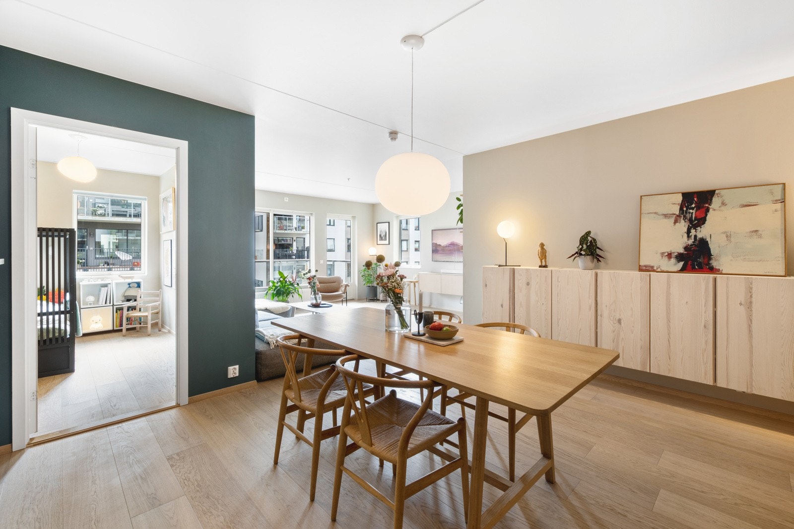 Kjøkkenet ligger i åpen løsning med stuen. Planløsningen er noe av det selger har satt mest pris på. Den er praktisk, funksjonell og åpen, og legger tilrette for sosialisering. Galleribilde