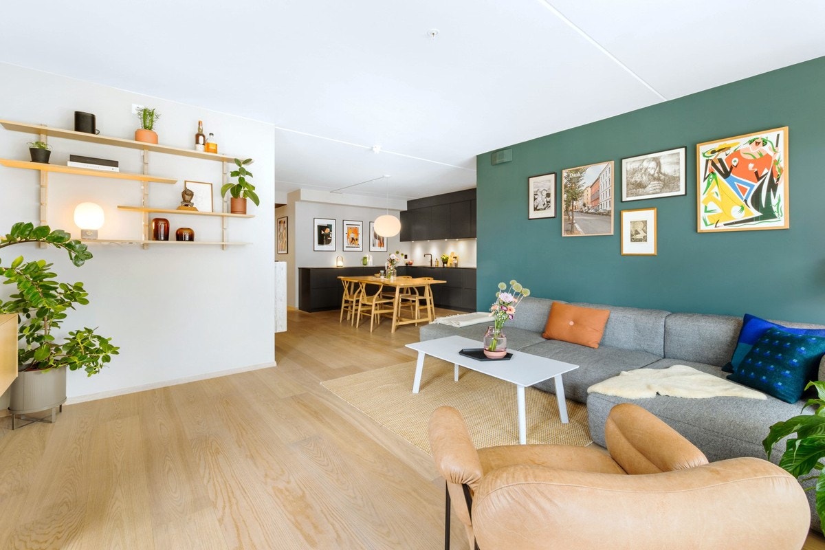 De øvrige veggene i stuen og på kjøkkenet er malt i Jotun Washed Linen. Galleribilde