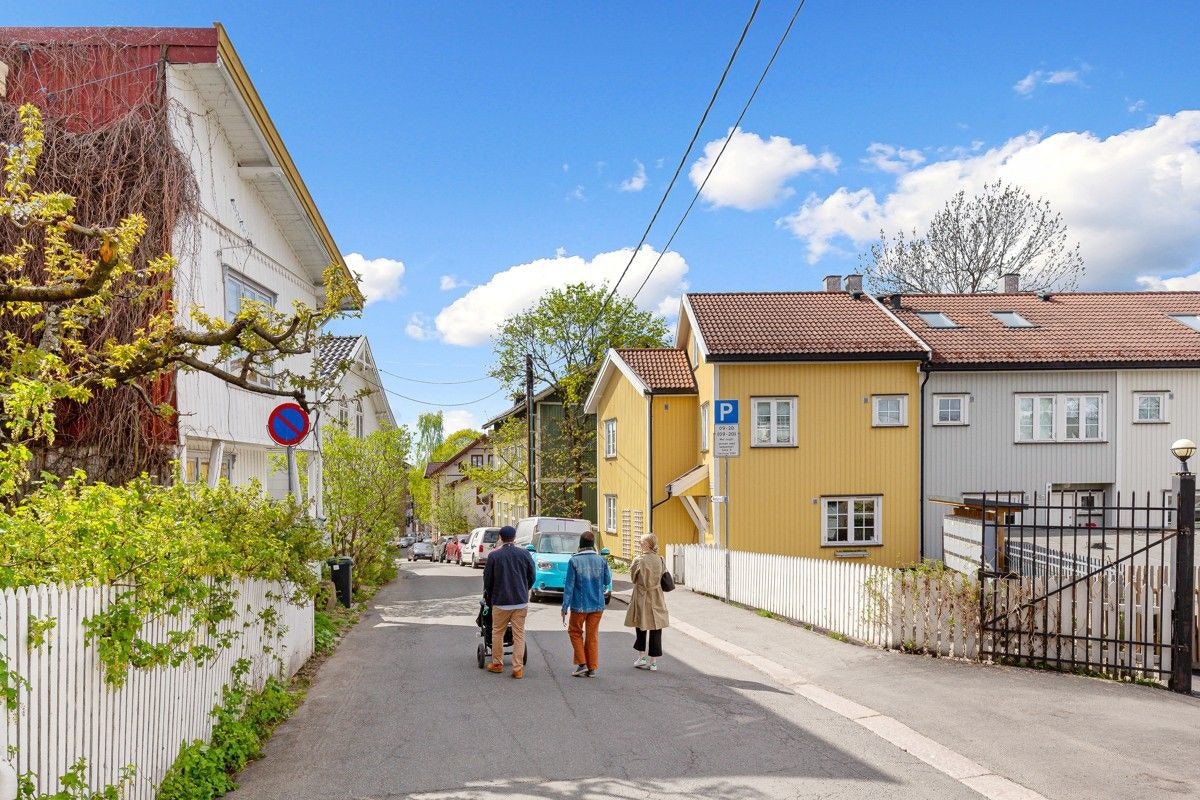 Bygget ligger tett opp mot den nostalgiske og fargerike trehusbebyggelsen som er med på å skape områdets unike sjarm. Galleribilde
