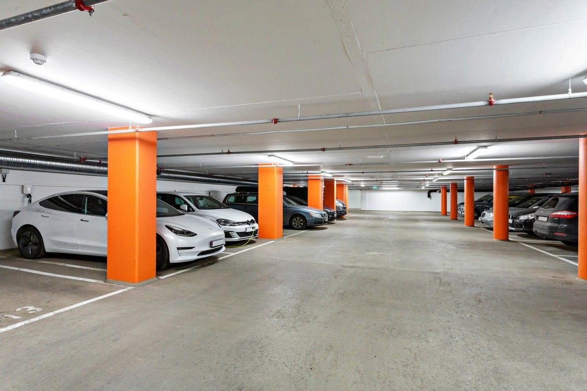 Til leiligheten følger garasjeplass nummer 73 på øvre plan. Her er det trukket ledninger og klargjort for ladeboks. Garasjeanlegget har romslige plasser slik at store biler kan parkeres ved siden av hverandre. Galleribilde