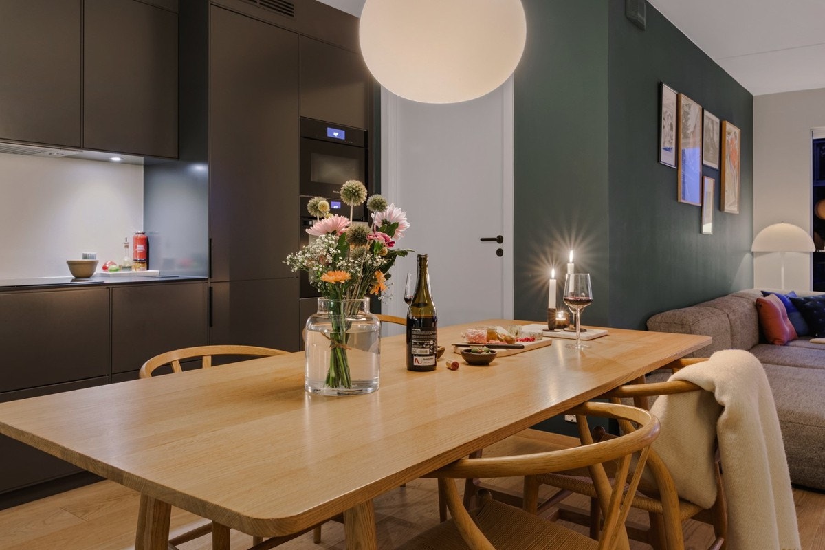 Over kjøkkenbenken er det downlights med trådløs dimmer. Galleribilde