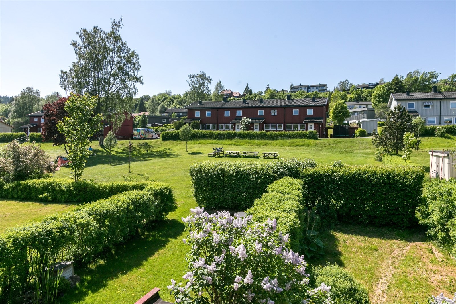 Fra hagen er det utgang til store grøntområder og lekeplassene blir nå i sommer oppgradert. Her er det god plass og meget barnevennlig. Galleribilde