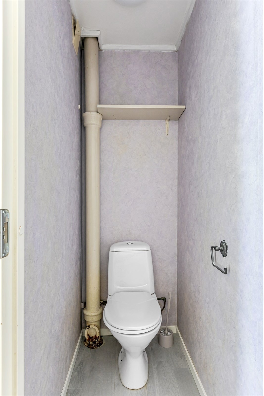 Separat wc, ligger vegg i vegg med badet. Galleribilde
