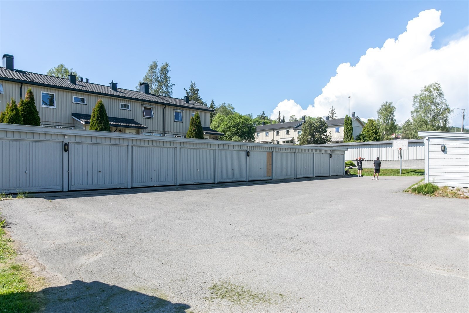 Det medfølger garasje med plass til en bil. Galleribilde