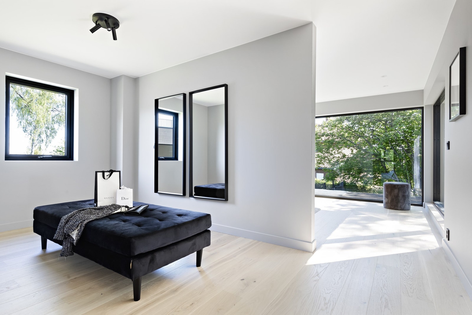 Master bedroom har stor “walk in”, og eget bad Galleribilde