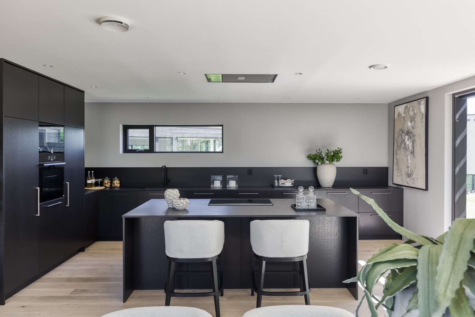 Kjøkkenet har Dekton benkeplate og hvitevarer fra Bosch Galleribilde