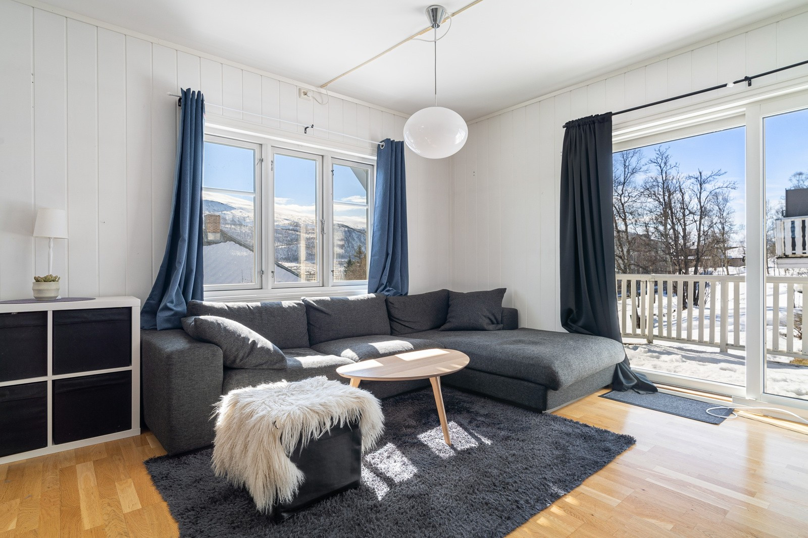 Velkommen til Rektor Qvigstads gate 21 - Stuen er malt i en lys farge og har god plass til å sette opp sofa med tilhørende møblement