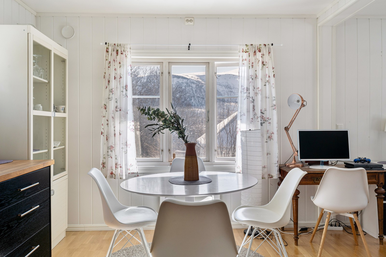 På kjøkkenet er det god plass til spisebord