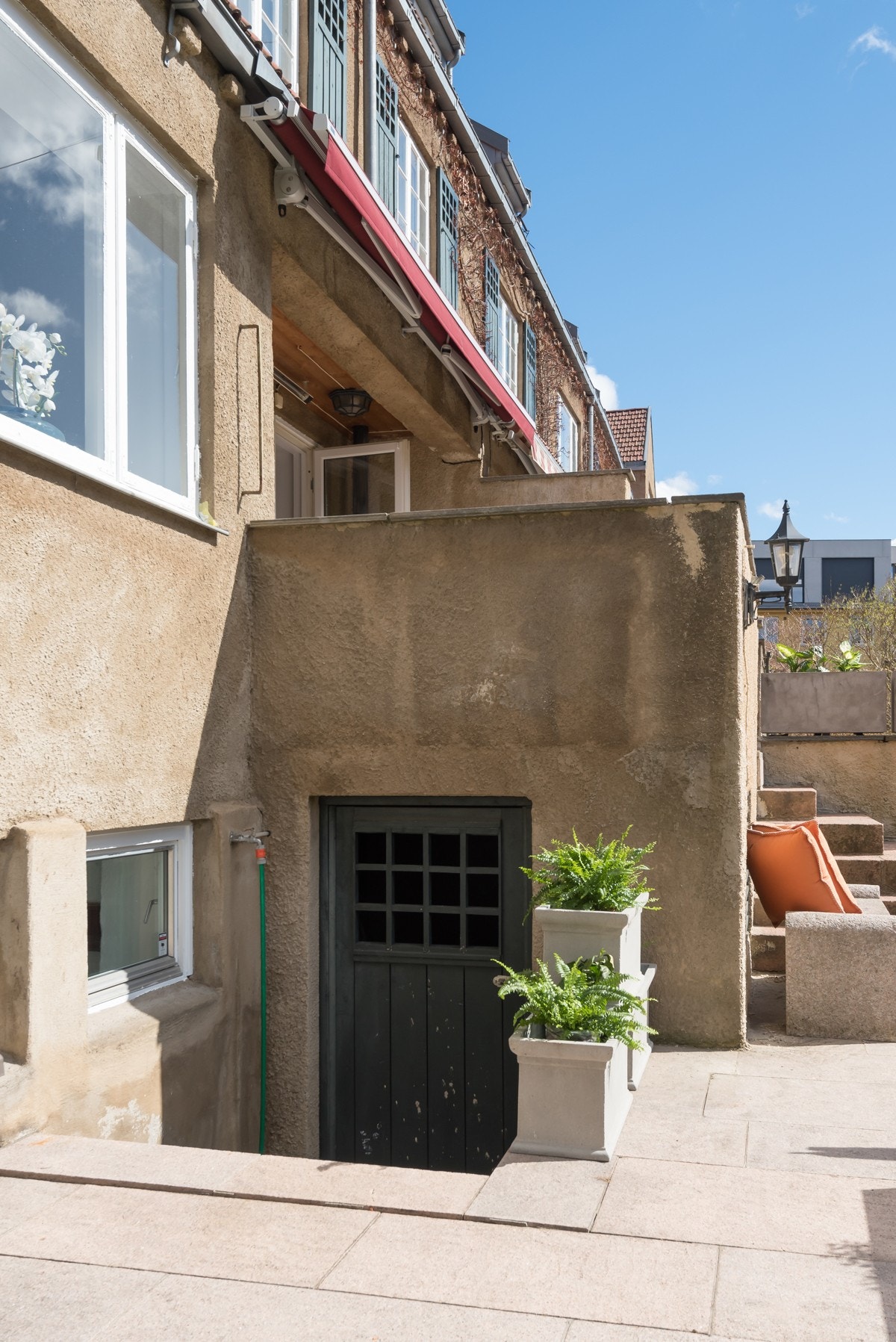 Praktisk lagringsplass under terrassen Galleribilde