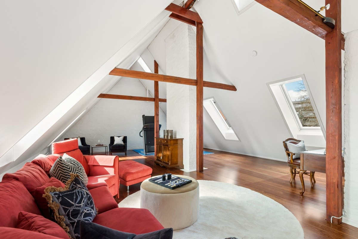 Gedigen meget brukervennlig loftstue med godt lysinnslipp og røropplegg for et evt. fremtidig bad Galleribilde