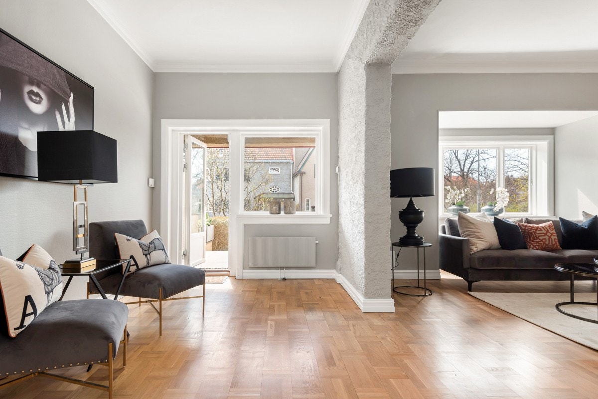 Inngang fra terrassen - benyttet som hovedinngang. Rommet er på opprinnelige tegninger tiltenkt hall, men brukes i dag som kombinert stuedel/hall. Bi-inngang til kjeller som nevnt også fra andre siden av huset. Galleribilde