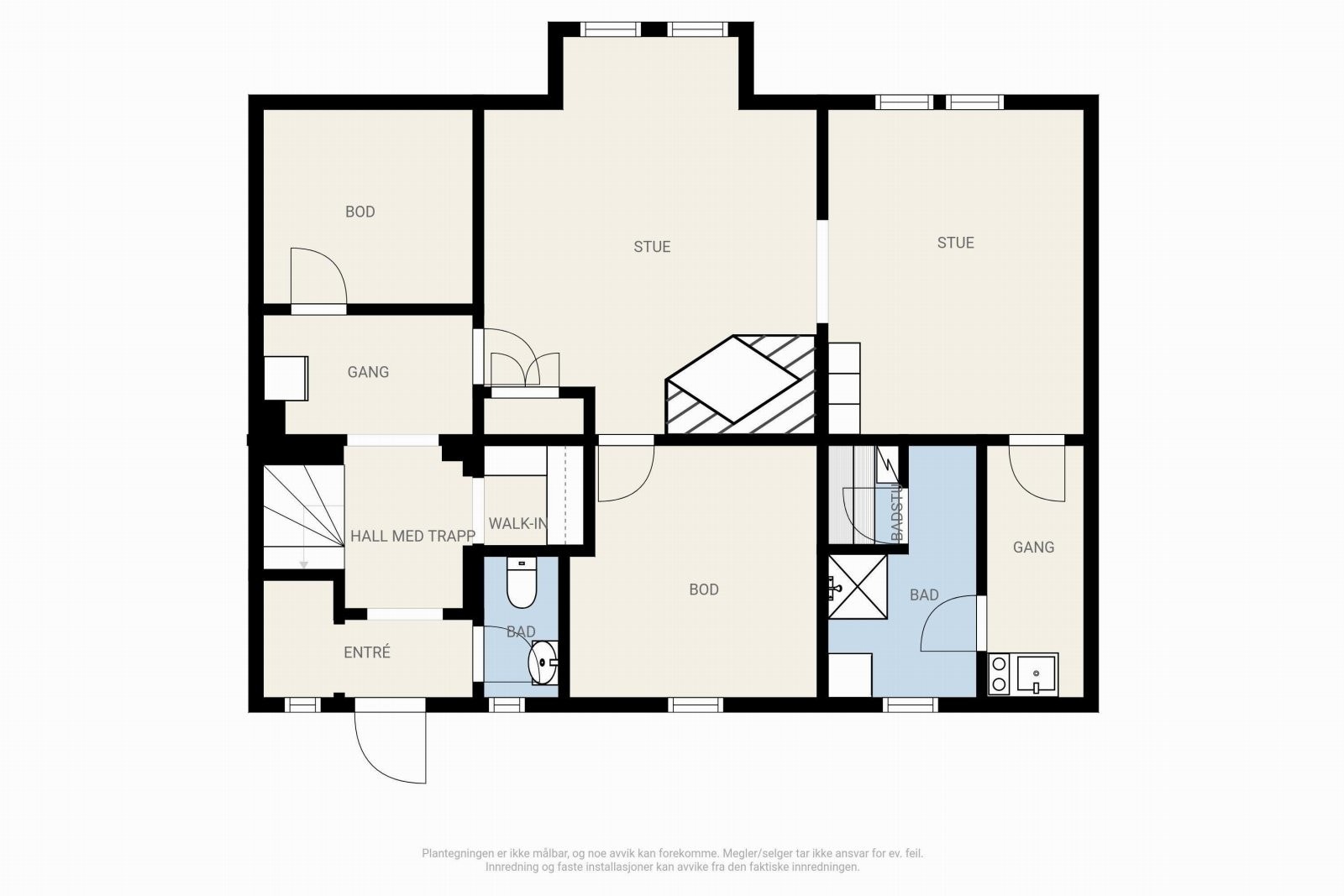 Kjeller med bi-inngang direkte fra nordsiden av huset. Ingen rom i kjeller er p.t. godkjent til varig opphold, men benyttes som kjellerstue og lagring m.m. Galleribilde