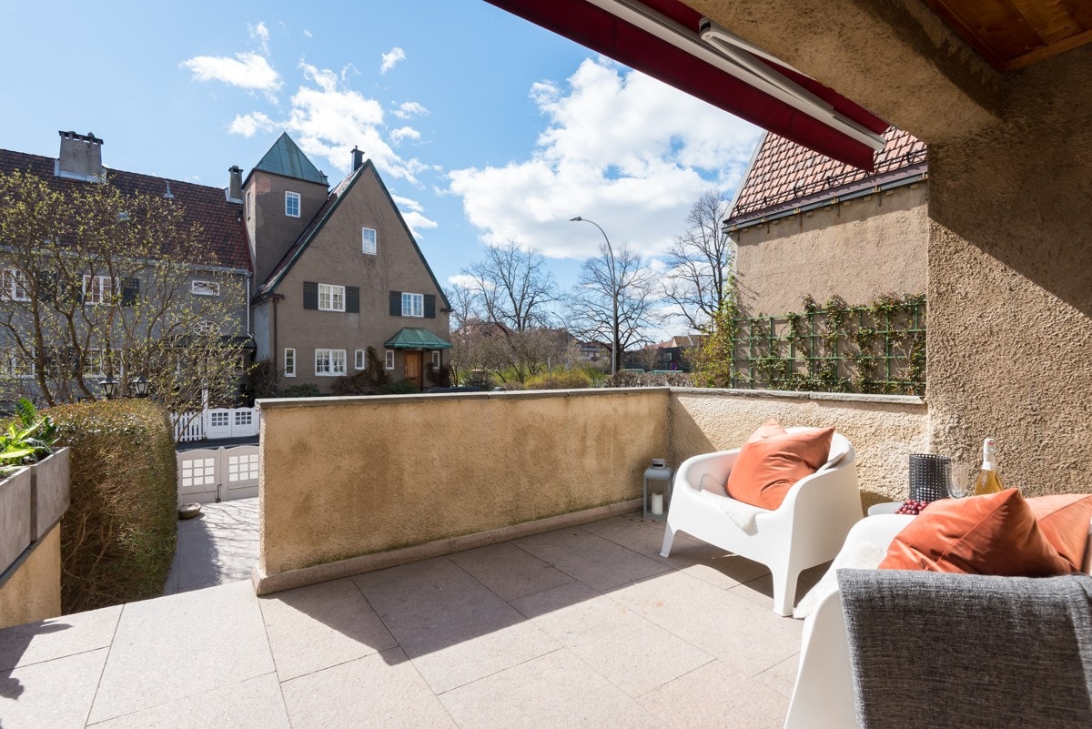 Inngangen fra blindveien går via hagen og terrassen (dog er det også bi-inngang til kjeller fra andre siden av huset) Galleribilde