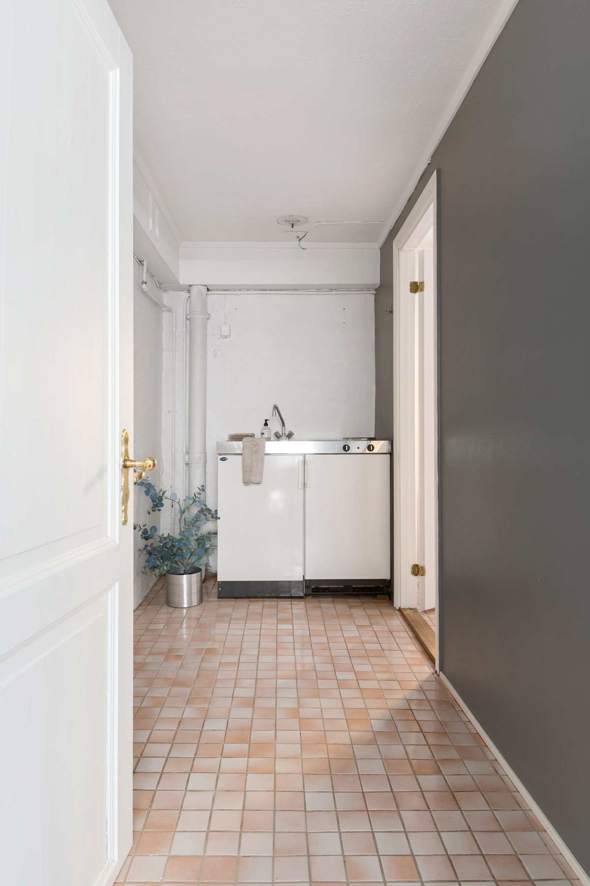 Det er installert et minikjøkken i del av kjeller Galleribilde