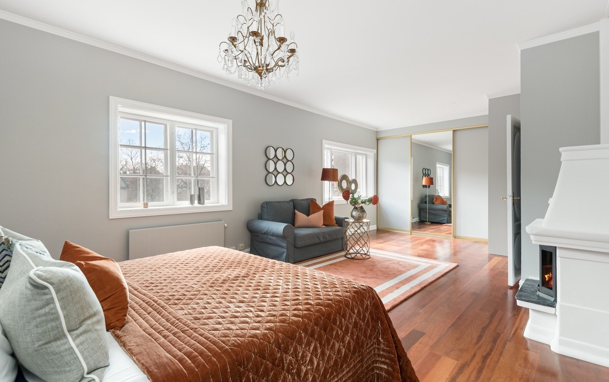 Lyst og luftig hovedsoverom i 2. etg. (opprinnelig tegnet 4 soverom på dette planet, men etasjen innehar 3 soverom p.t.) Galleribilde