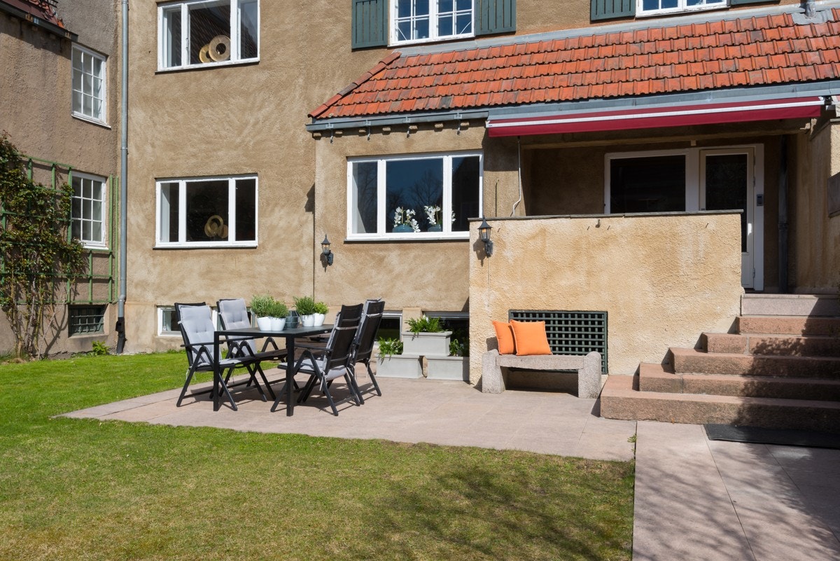 Det er både terrasse i inngangsparti samt markterrasse i granitt Galleribilde