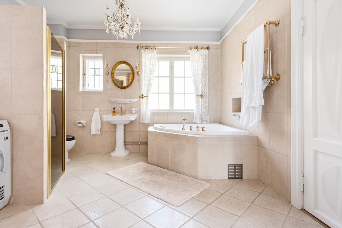 Stort bad i 2.etg. med inngang både fra mellomgangen og direkte fra hovedsoverommet Galleribilde