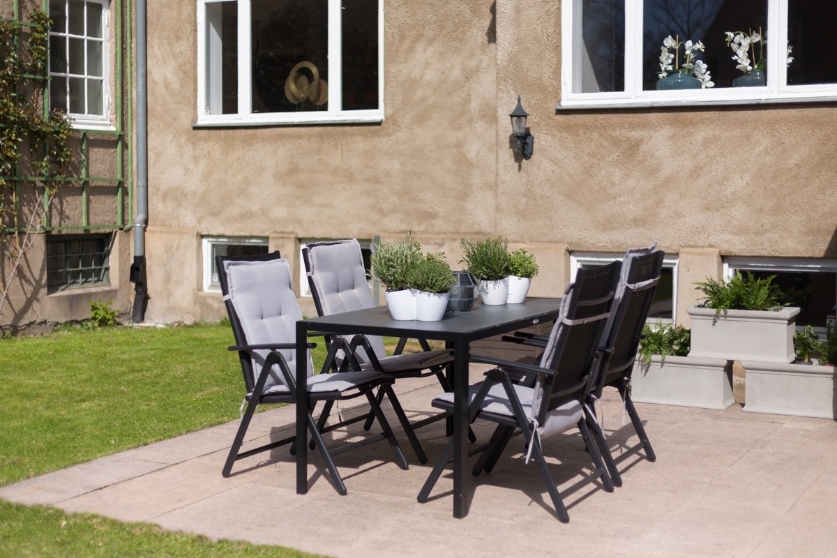 Det er både terrasse i inngangsparti samt markterrasse i granitt Galleribilde