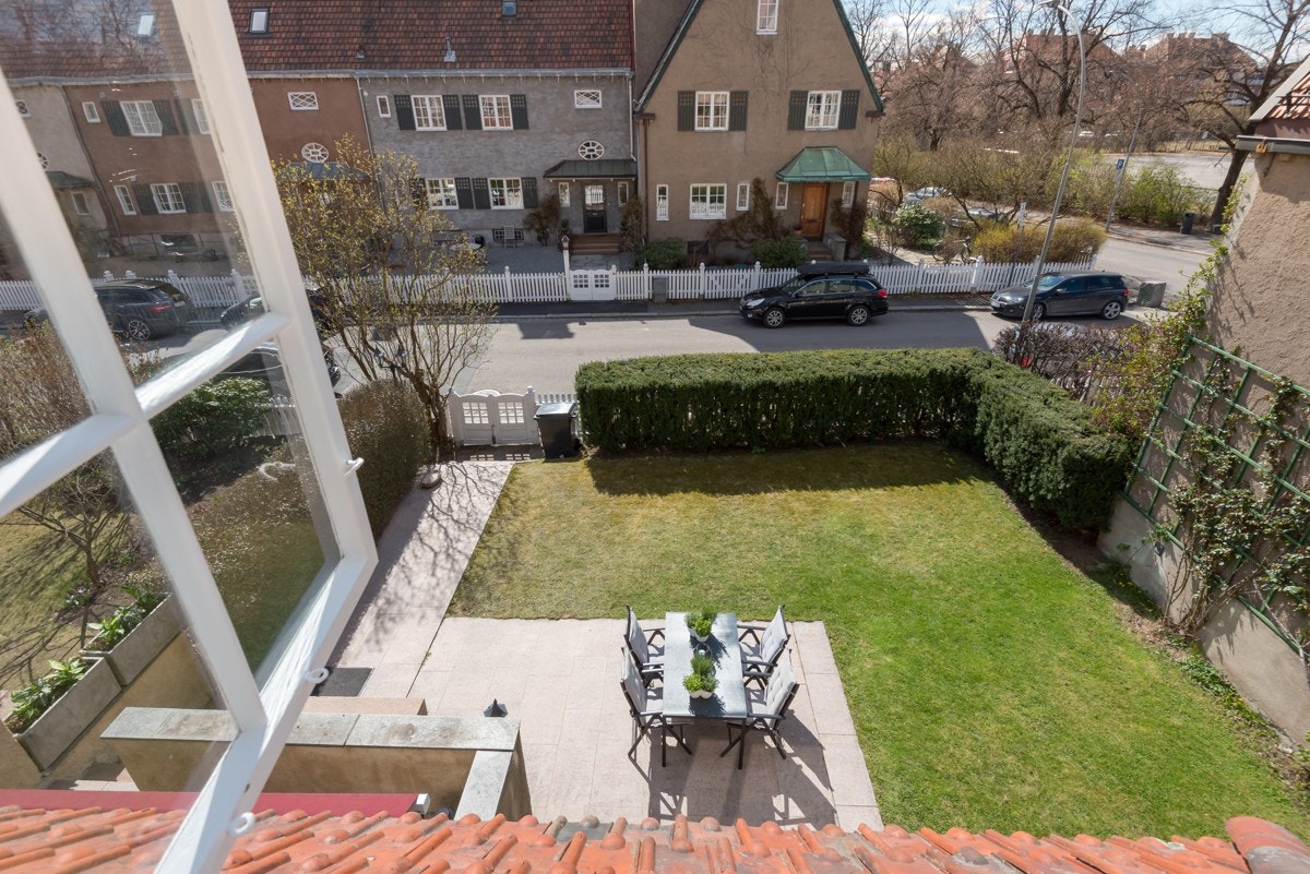 Herlig utsikt fra vinduene på hovedsoverommet i 2.etg. Galleribilde