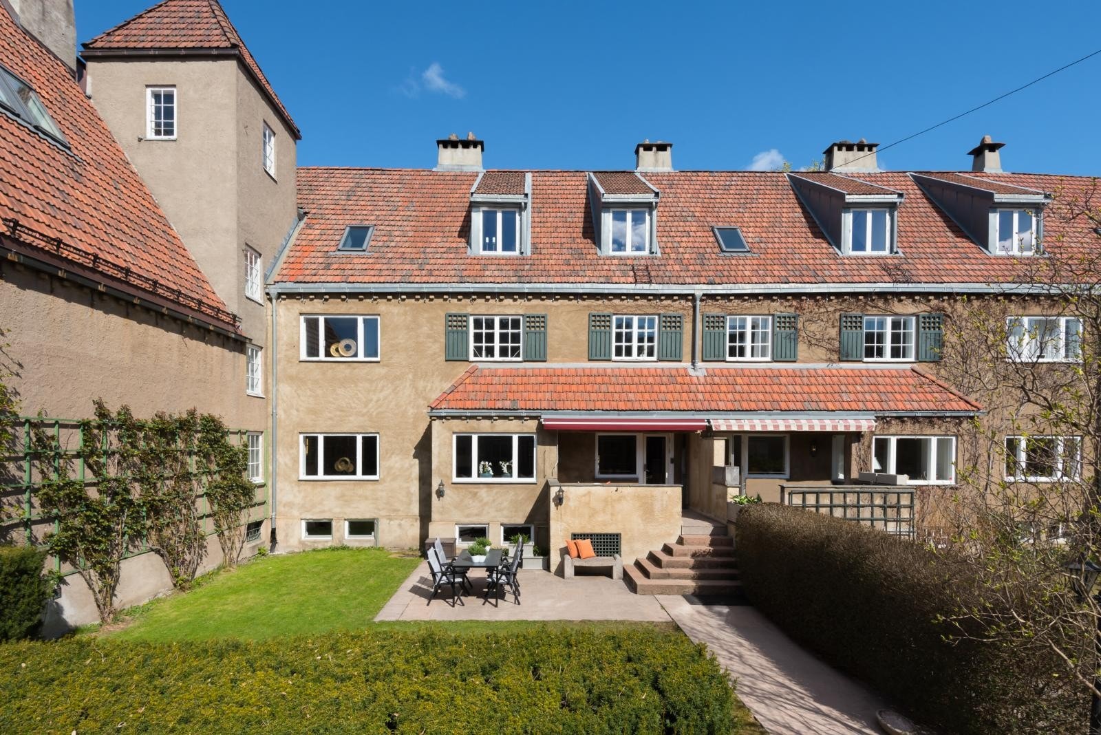 Flott ærverdig bebyggelse og koselig solrik hage Galleribilde