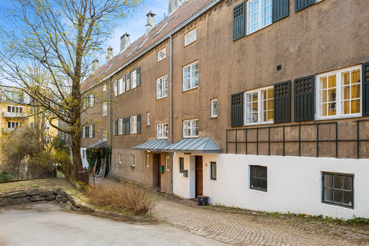 Huset har bi-inngang fra nordsiden av huset - direkte inn til kjelleretasjen Galleribilde