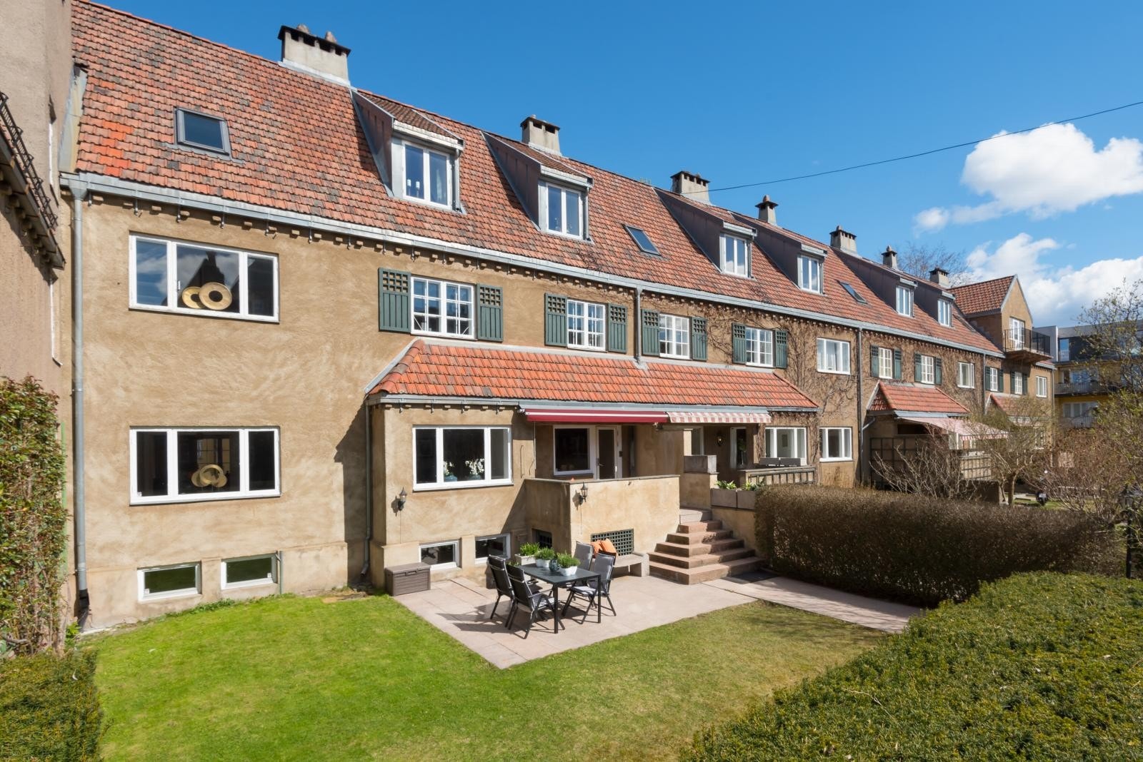 Flott ærverdig bebyggelse og koselig solrik hage Galleribilde