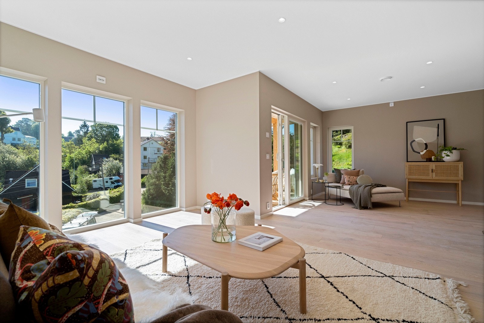 Stuen har generøse vindusflater som sørger for rikelig med naturlig lysinnslipp Galleribilde