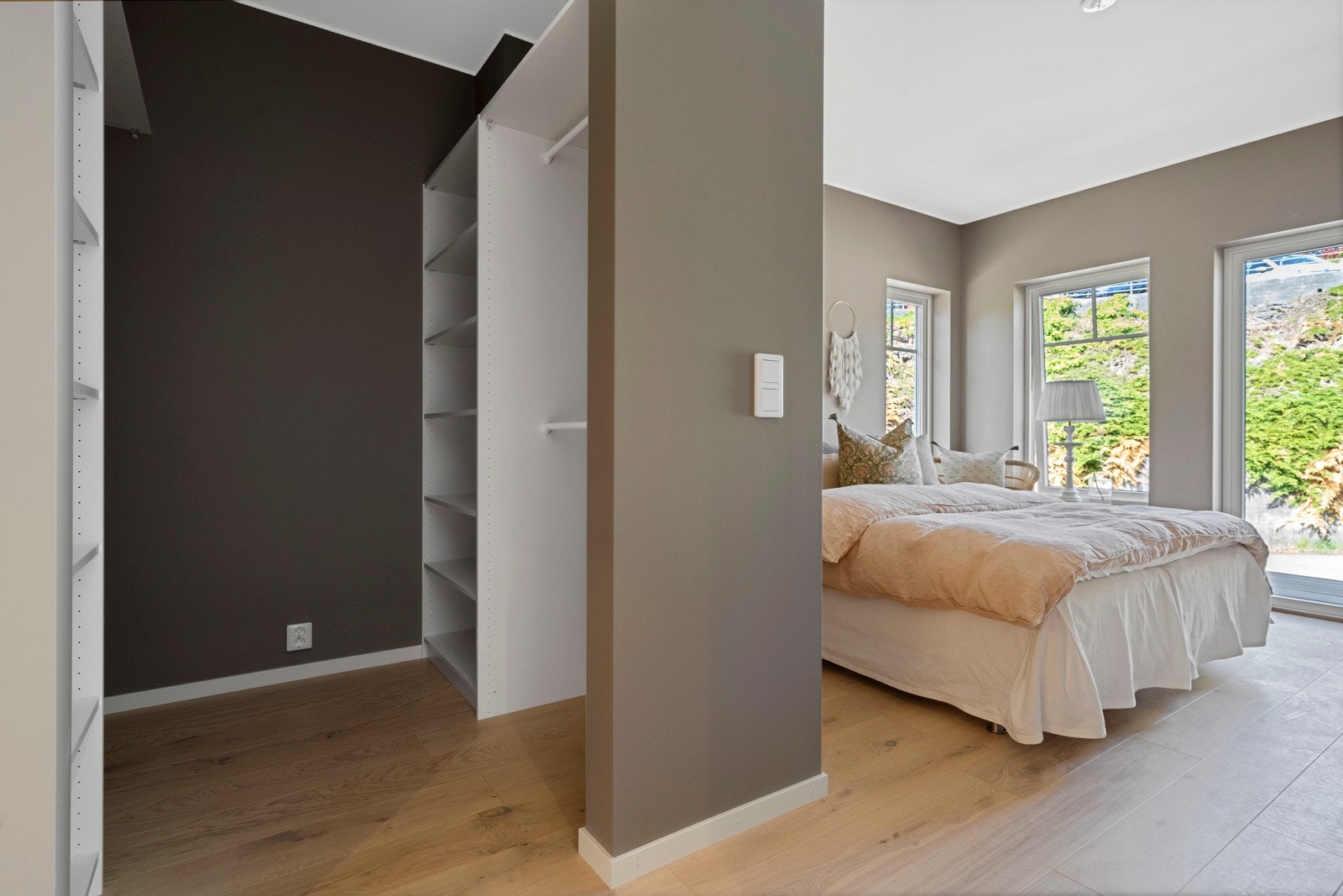 Eget walk in closet på hovedsoverommet, eget bad og utgang til terrasse Galleribilde