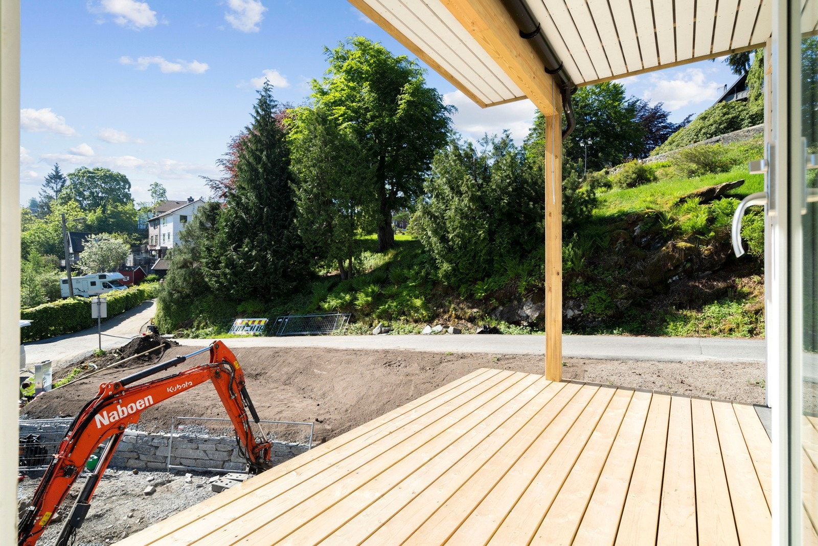 Fra tv-stuen er det utgang til en av de mange uteplassene. Galleribilde