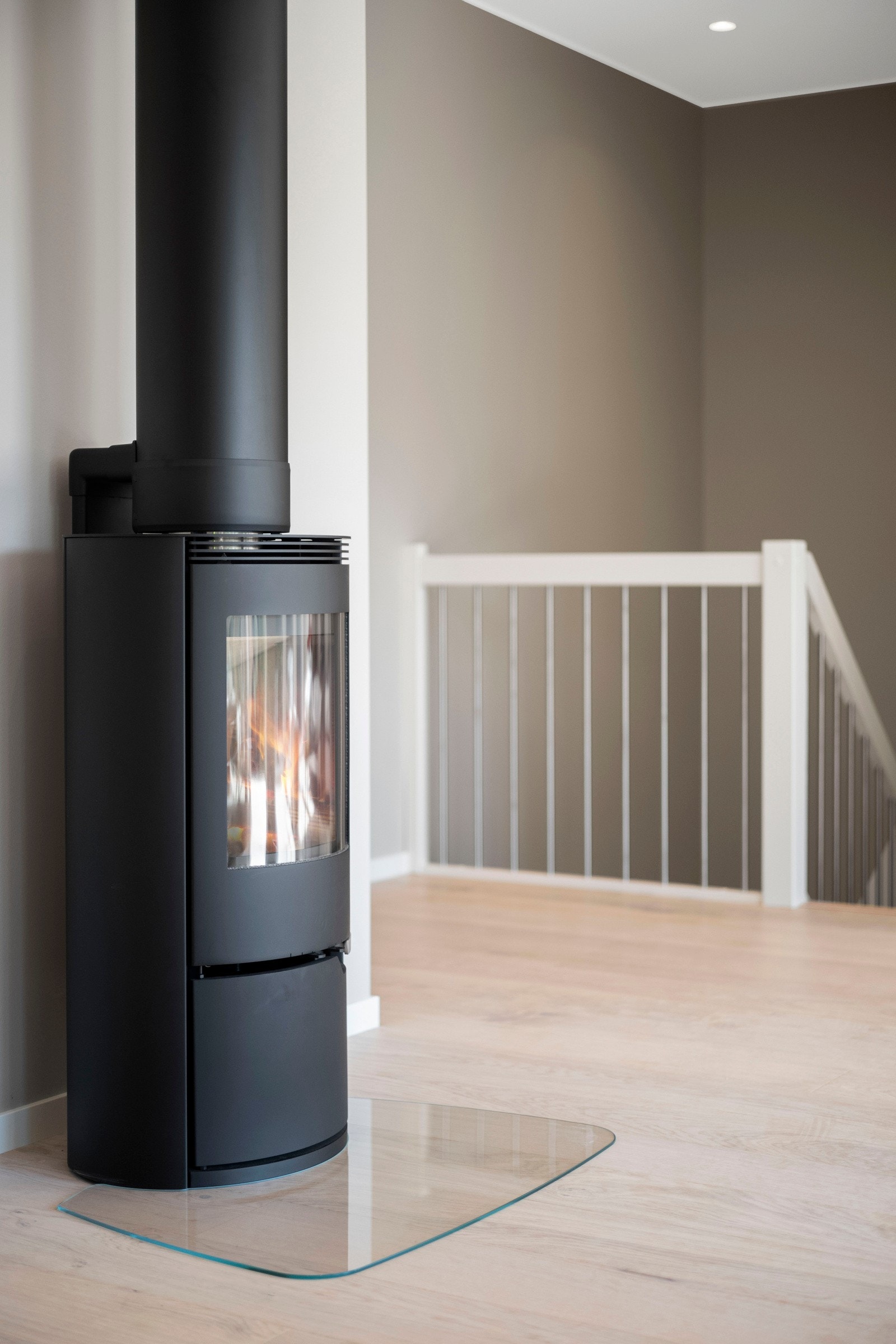 På de kalde dagene er det perfekt med peis for oppvarming Galleribilde