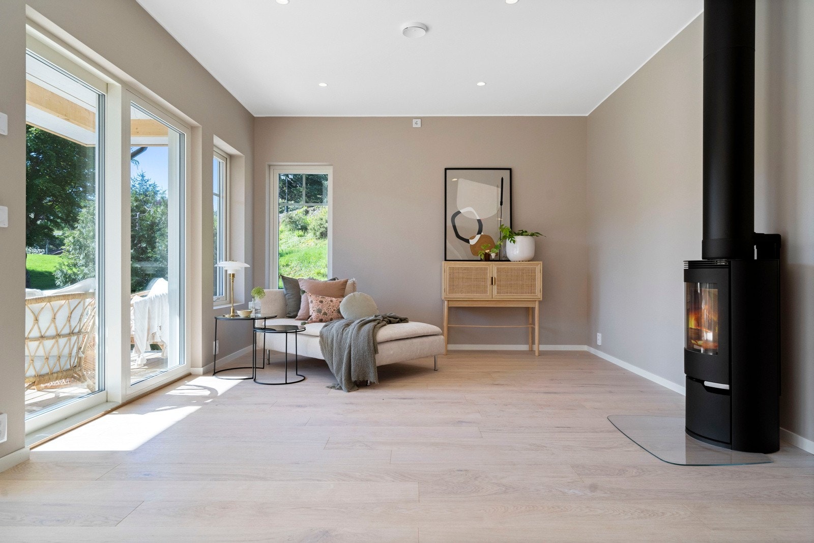 Veggene er av malt gips og gulvene er belagt med 1-stavs parkett. Solide kvaliteter i alle rom av boligen. Galleribilde