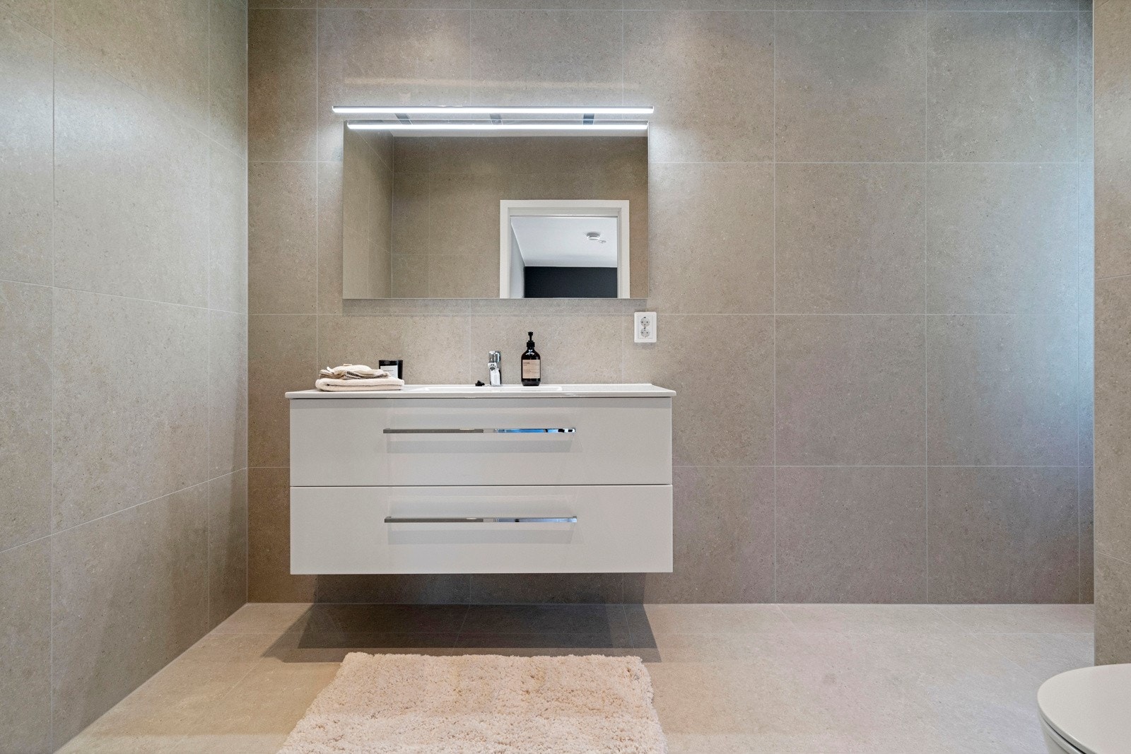 Det første badet ligger i tilknytting til hovedsoverommet Galleribilde