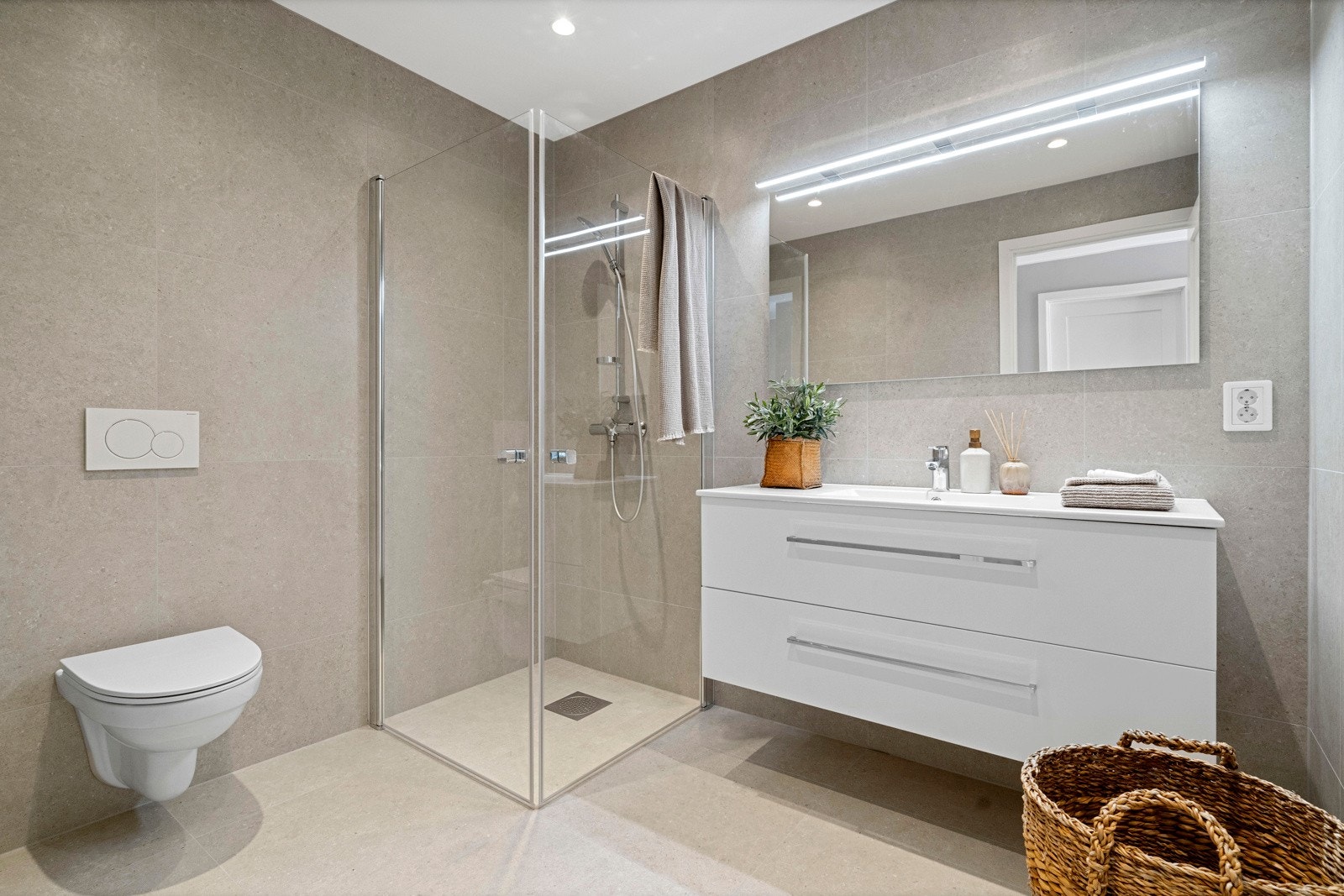 Stilrene og tidløse materialvalg preger badene Galleribilde