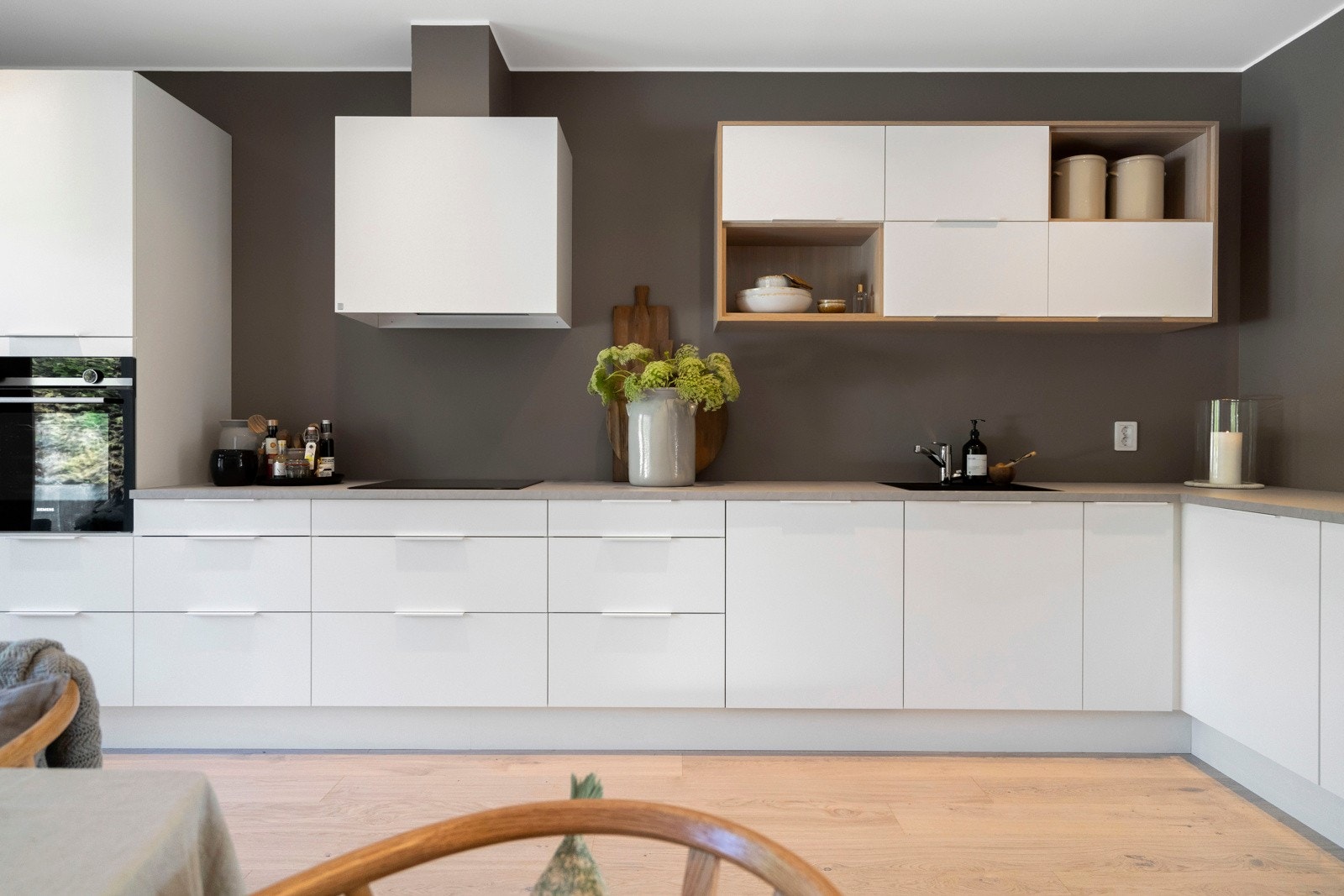 Innredning med mye skapplass sørger for at rotet aldri trenger å hope seg opp - alt utstyr har sin plass Galleribilde