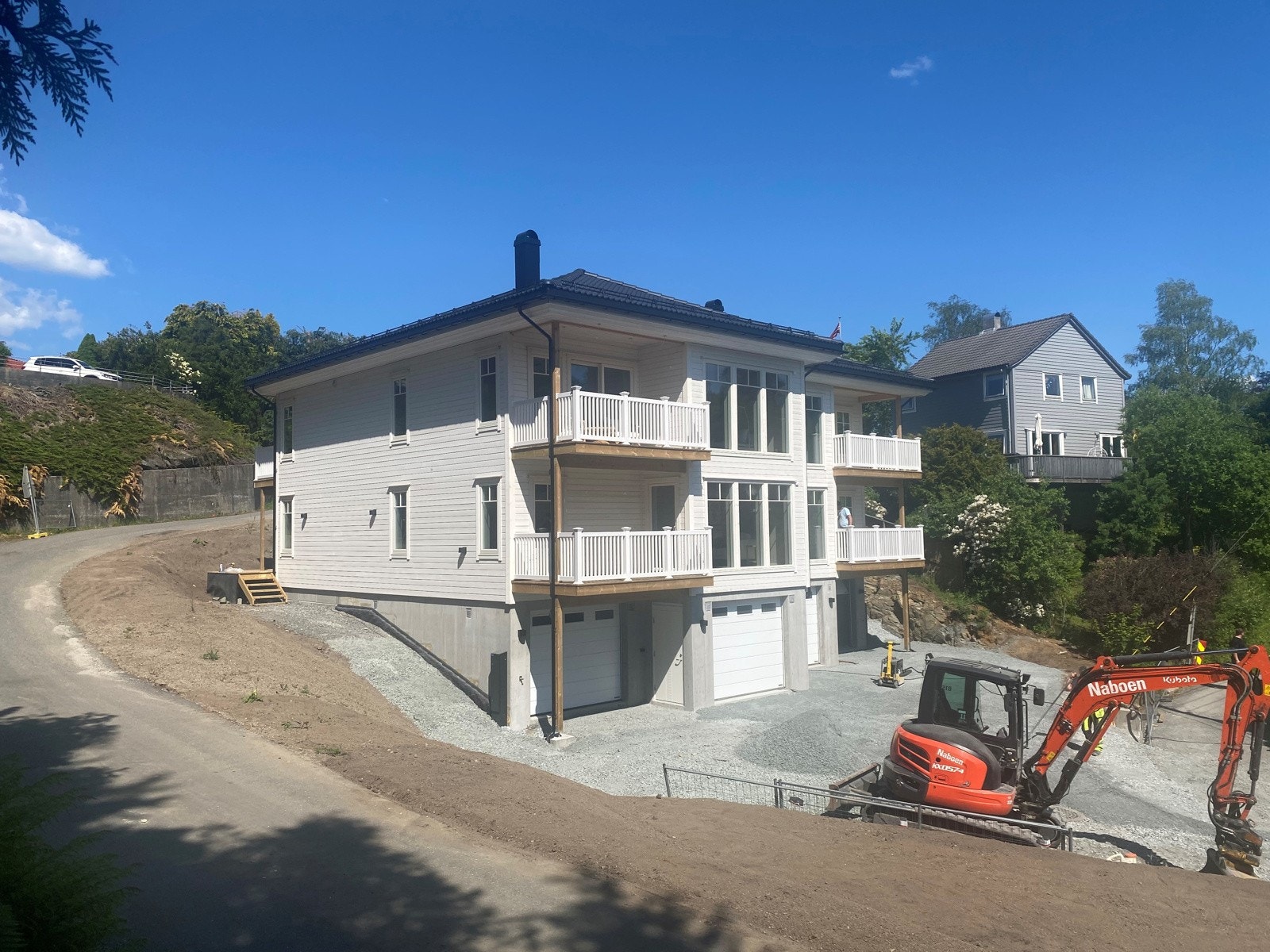 Dobbel garasje og stor innvendig sportsbod Galleribilde