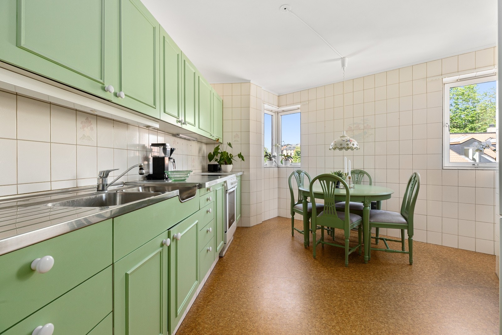 Kjøkkenet er separat og har plass til spisebord Galleribilde