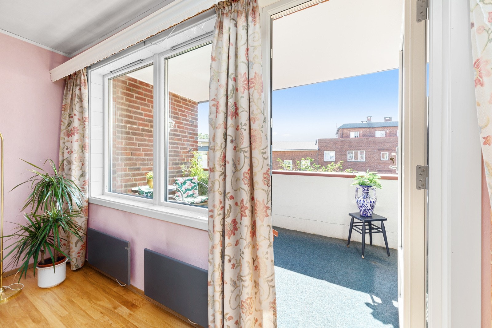 Det er utgang til balkongen fra stue Galleribilde