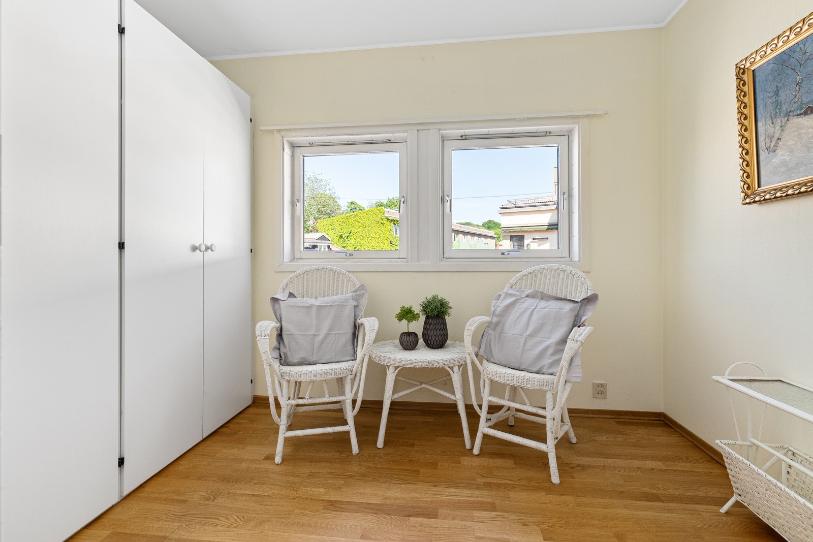 Soverom 2 med plass til seng og skapplass Galleribilde