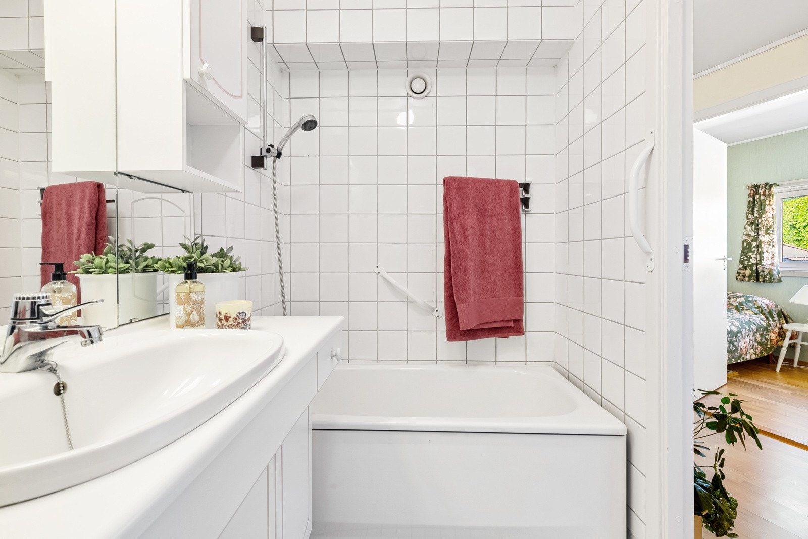 Baderommet er fra 1982 og holder en eldre standard Galleribilde