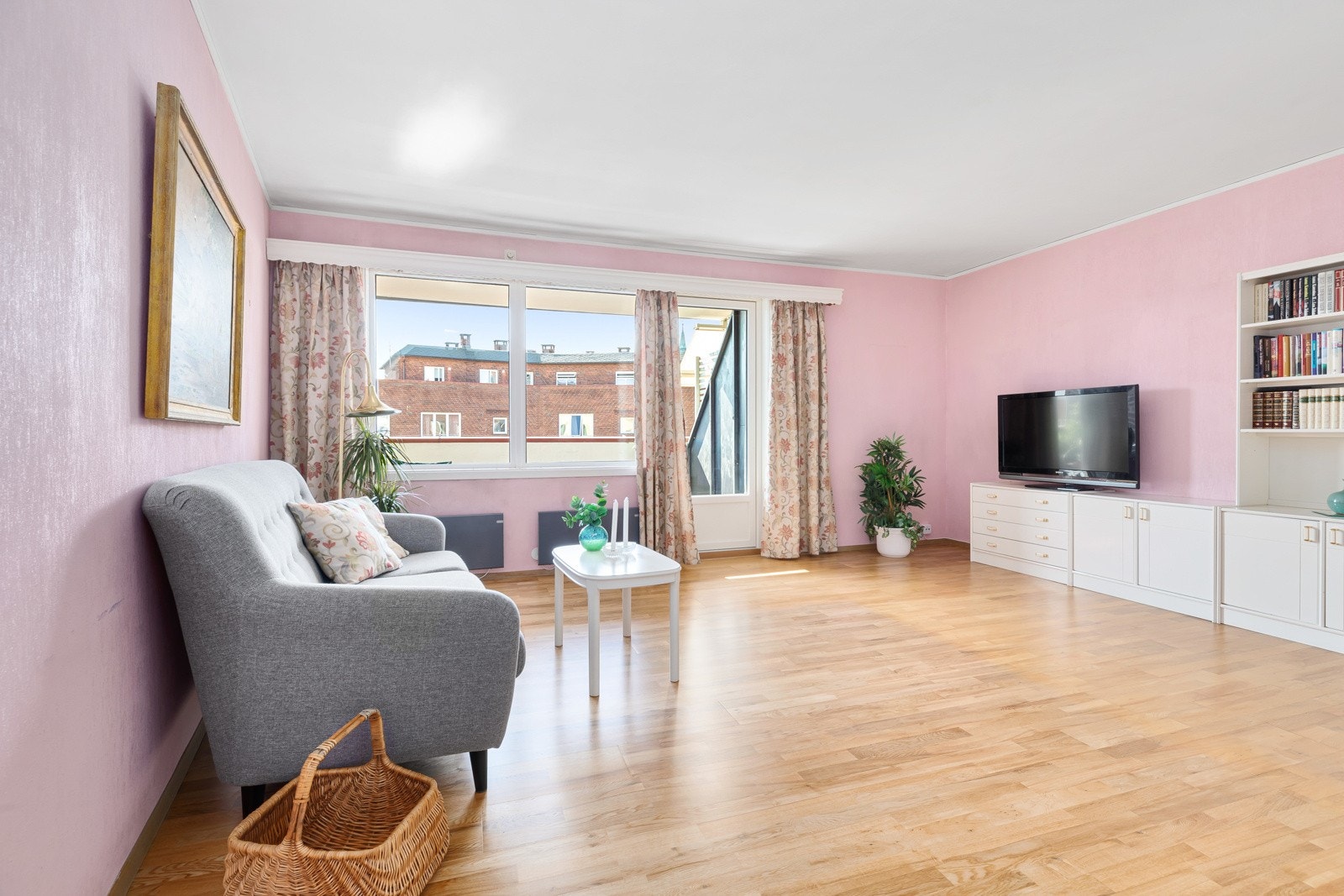 God plass til å innrede med sofamøblement og øvrig møblement Stor og romslig stue med god tilførsel av naturlig lys Galleribilde