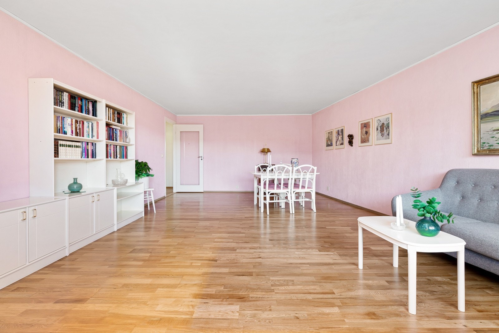 God plass til å innrede med sofamøblement og øvrig møblement Galleribilde