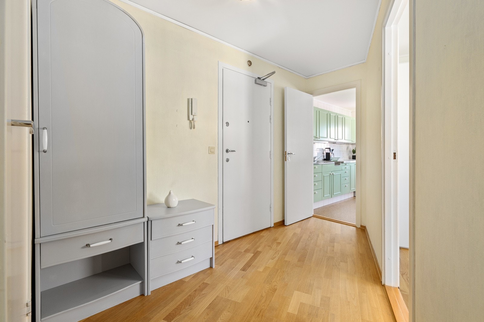 Inngangspartiet har plass til garderobe og tilgang til alle rom Galleribilde