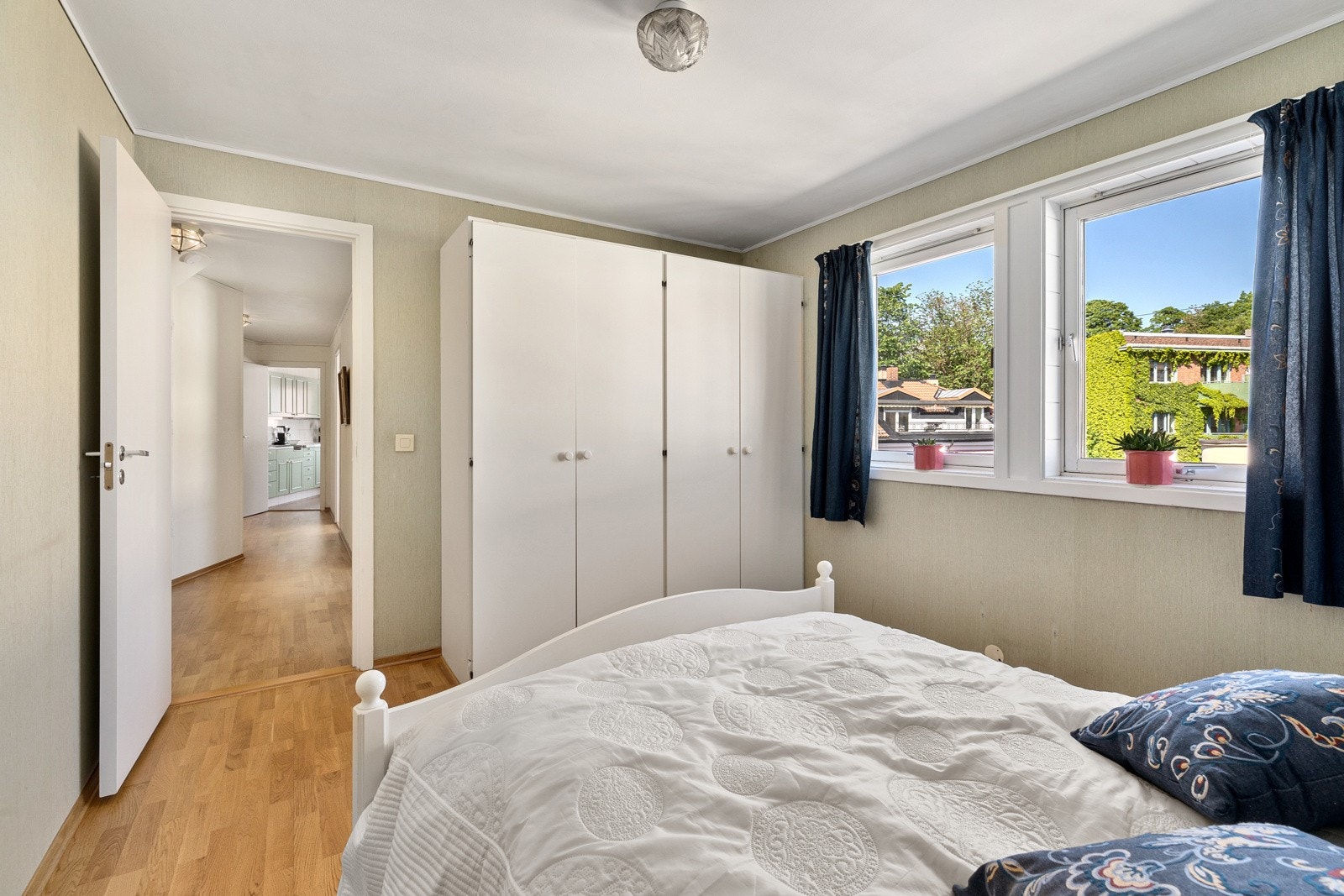 Hovedsoverommet har garderobeskap og god plass til dobbeltseng Galleribilde