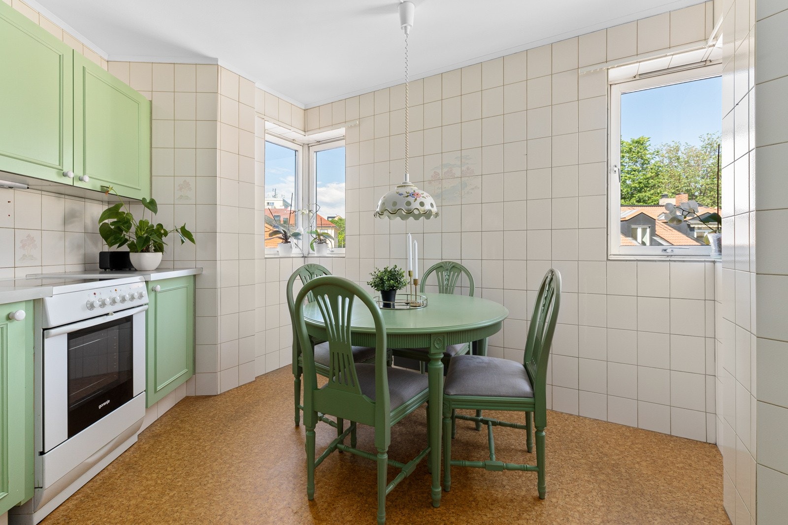 Boligen er gjennomgående med vinduer som gir godt med lys Galleribilde