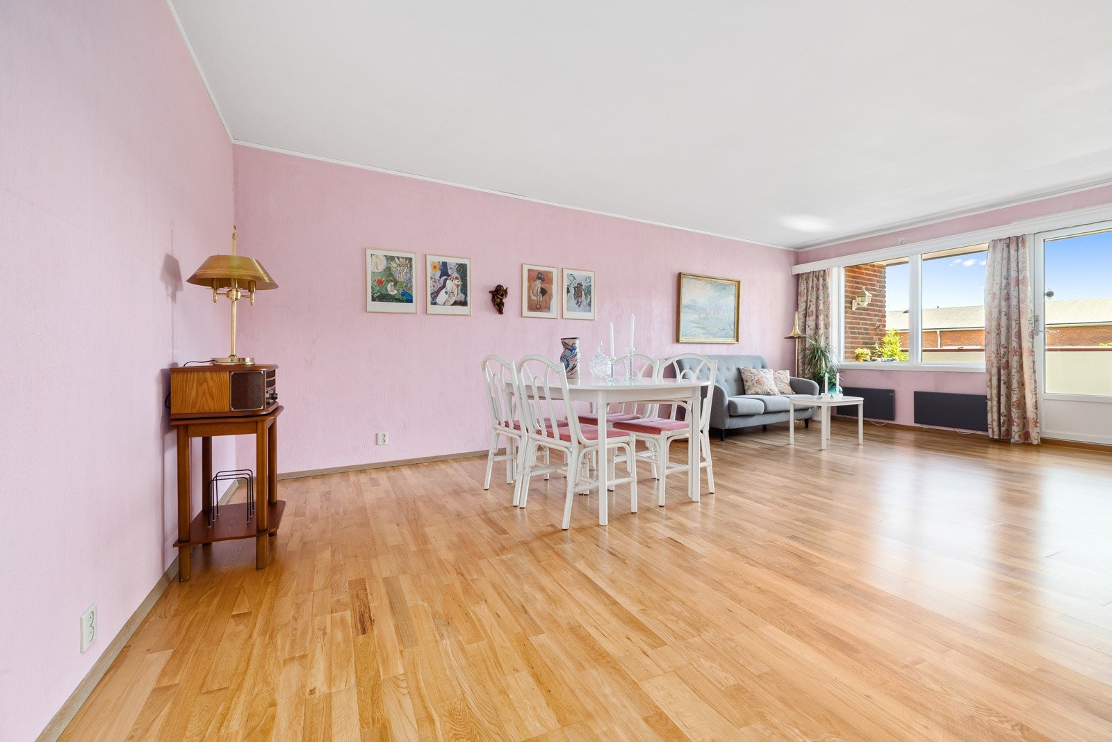 Boligen har et stort potensial og kan med oppgraderinger fremstå som meget tidsmessig samt attraktiv Galleribilde